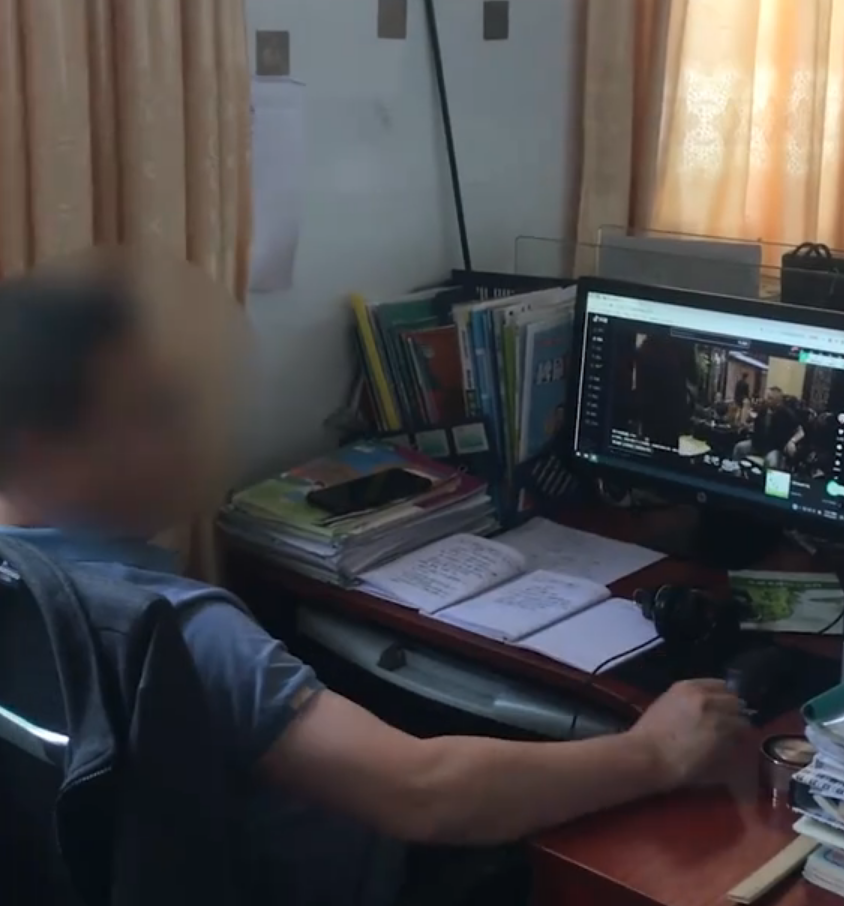 教师上班公放影视剧被提醒反怼同事