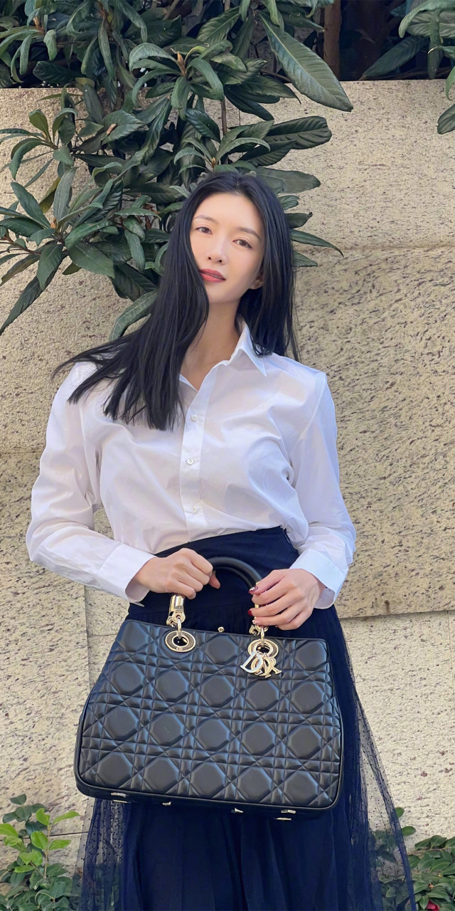 江疏影长发白衬衣写真壁纸组图 676767