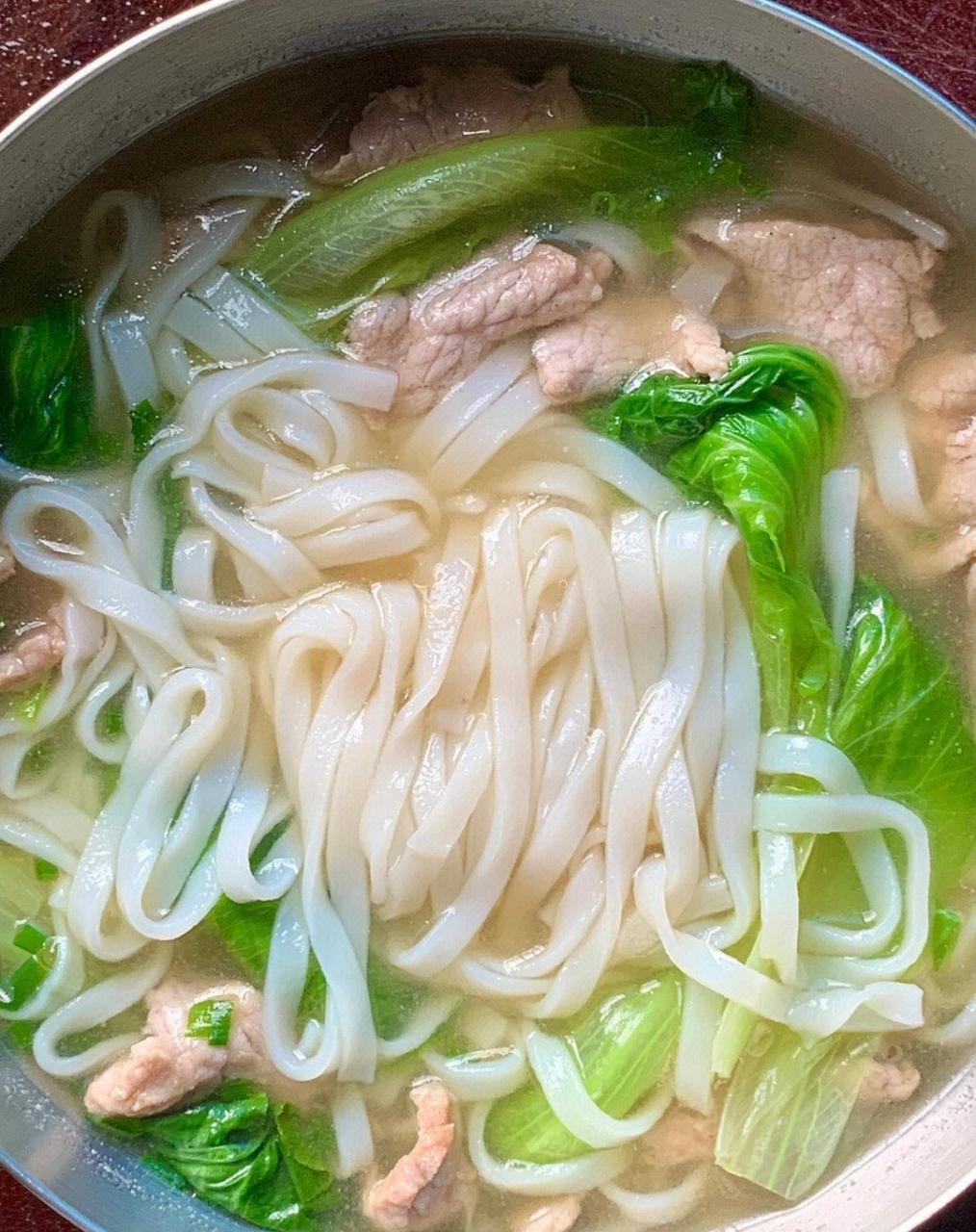 我家早餐经常吃的瘦肉汤河粉,真的很绝 肉片滑嫩河粉滑口,热乎乎的嗦