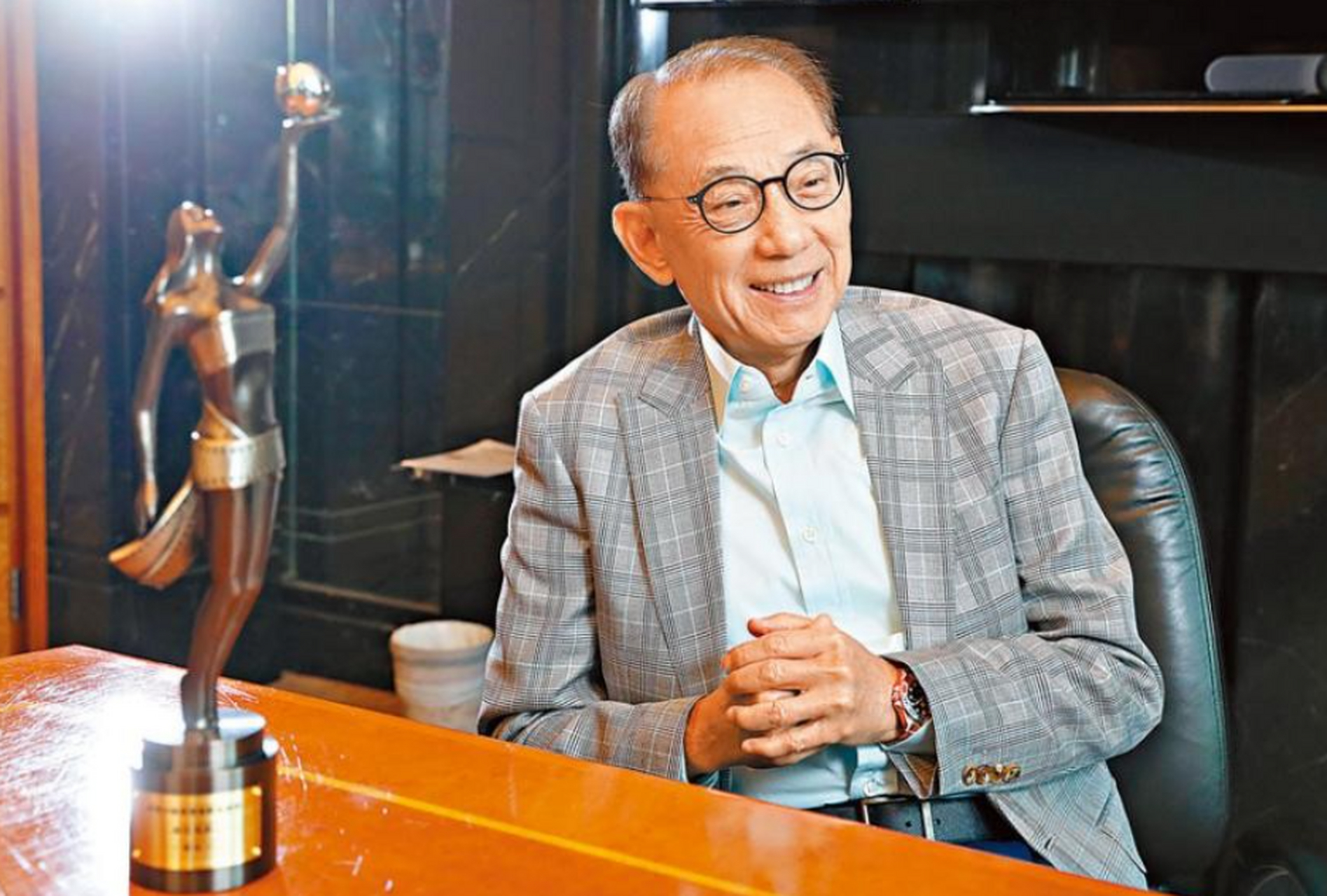 2003年,英皇老板杨受成与成龙准备要在北京开发布会,可没想到他们正