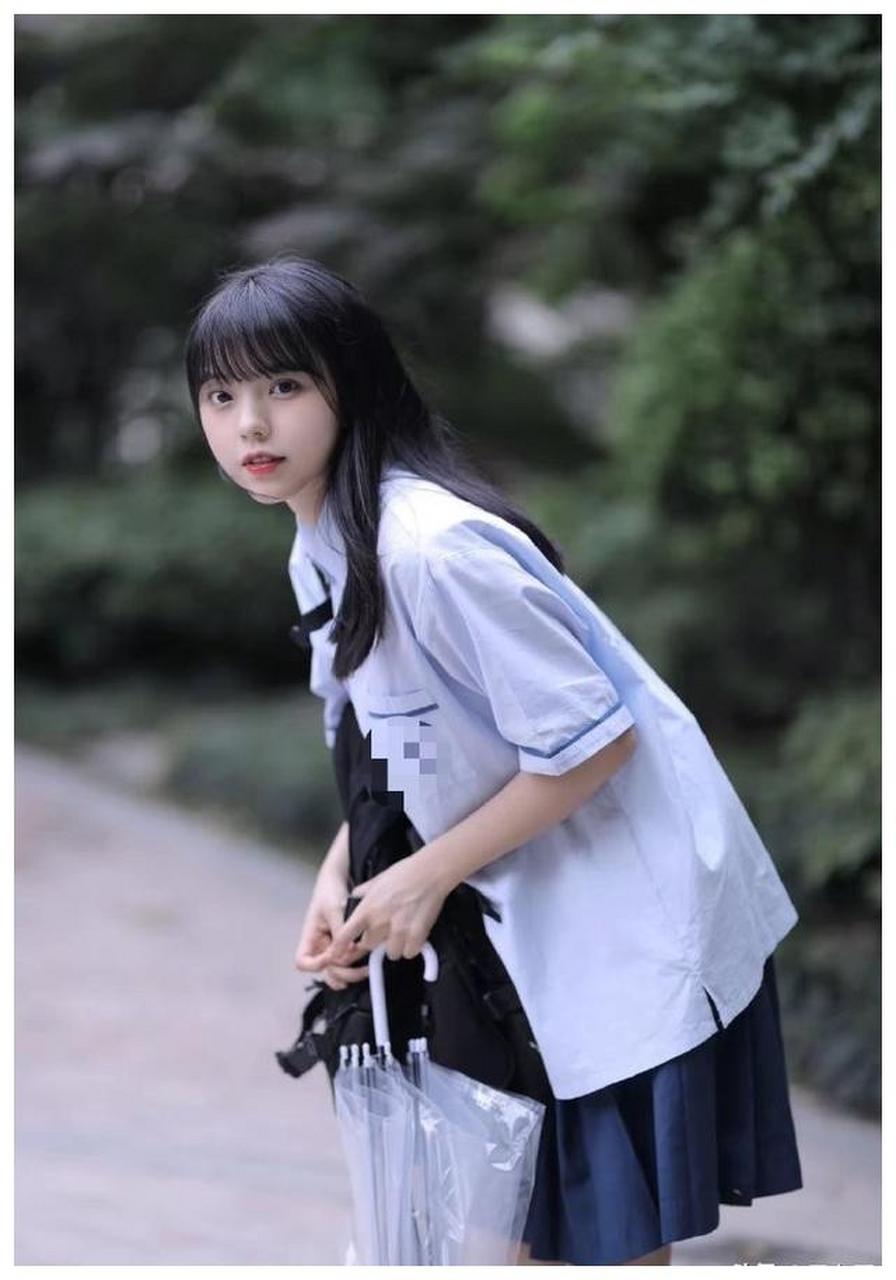 美女穿学生服在户外拍摄写真,好可爱啊