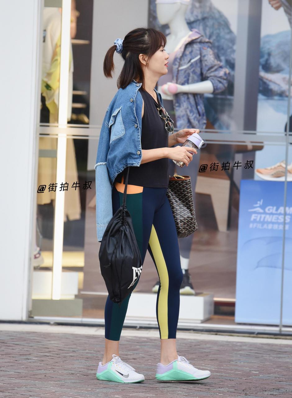 健身美女穿着时尚的运动紧身裤出街
