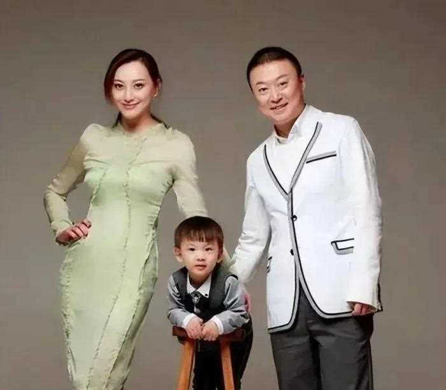 妻子张雅晴温柔漂亮贤惠,5岁儿子马沐汐天真活泼可爱,一家人其乐融融