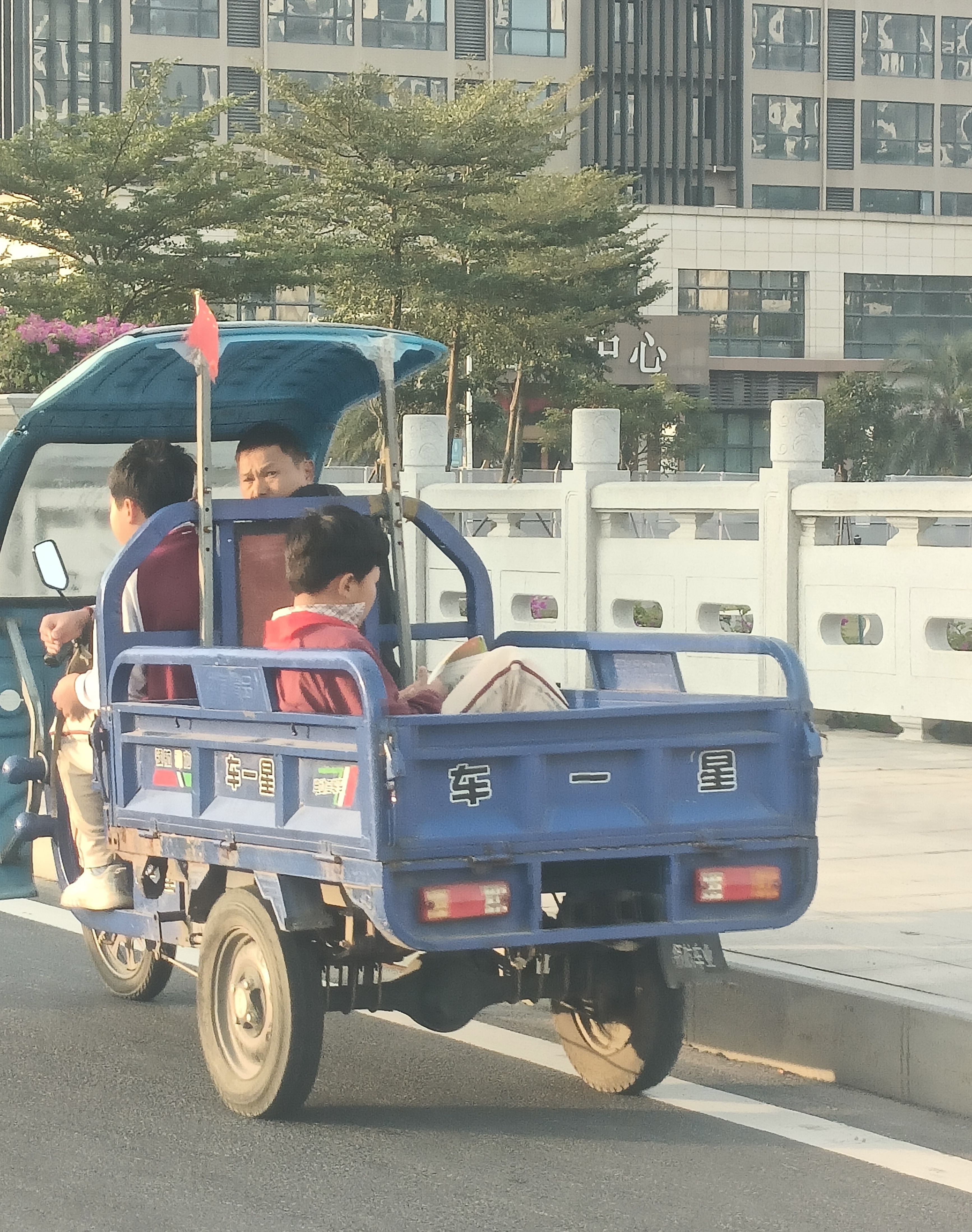 早上上班的路上,看到一个坐在三轮车尾箱的小学生在拿着书本大声的读