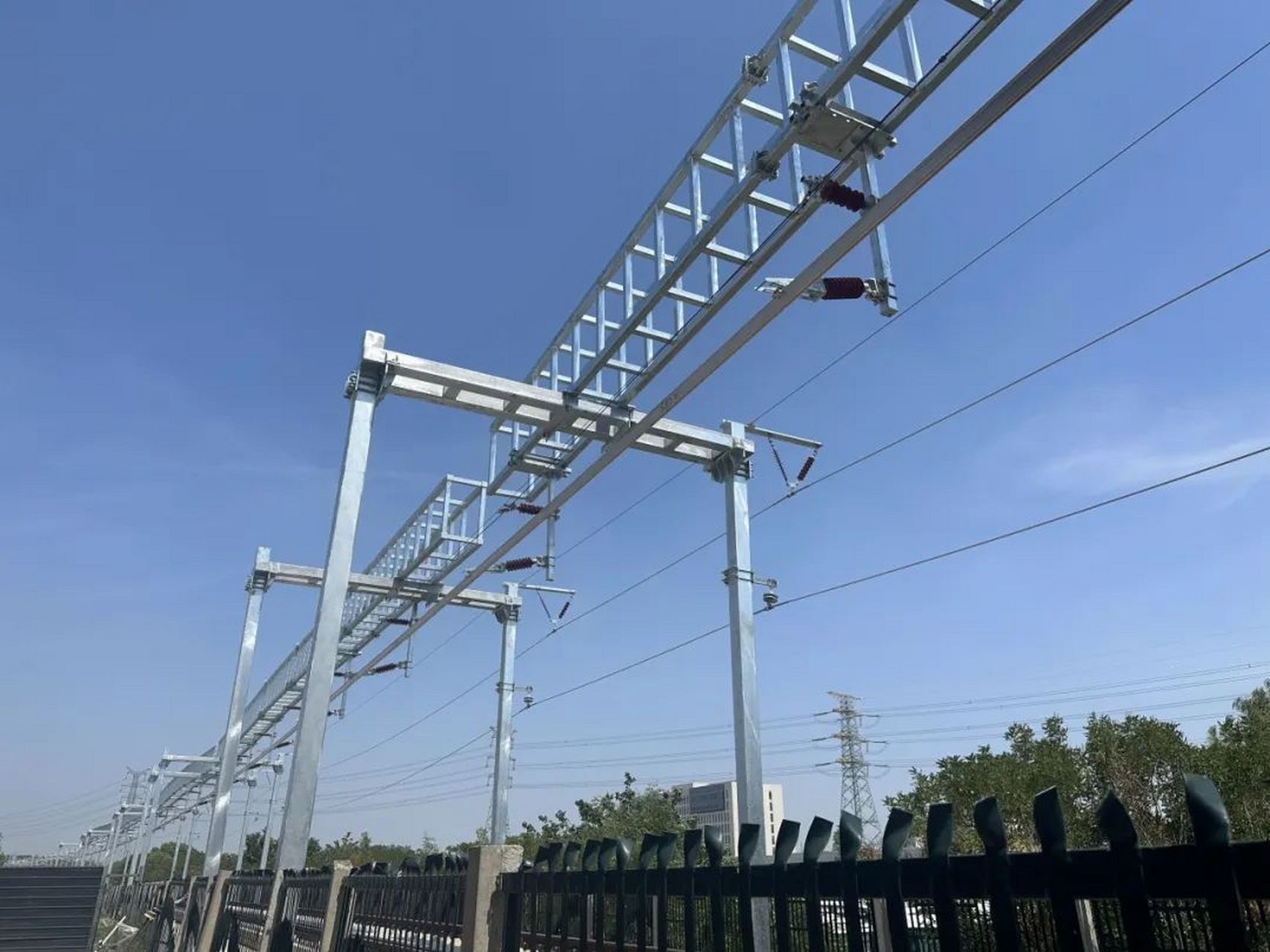 国铁集团重大课题《时速200公里级刚性悬挂接触网》试验报告通过专家