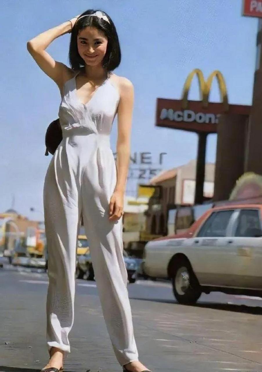 70年代,林青霞年轻的时候,她的穿搭即便放到现在也很时尚.