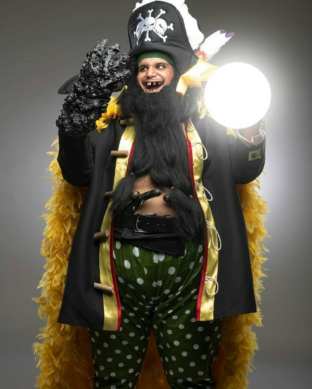 海贼王# 黑胡子cosplay,举个灯泡也能看出很敬业.