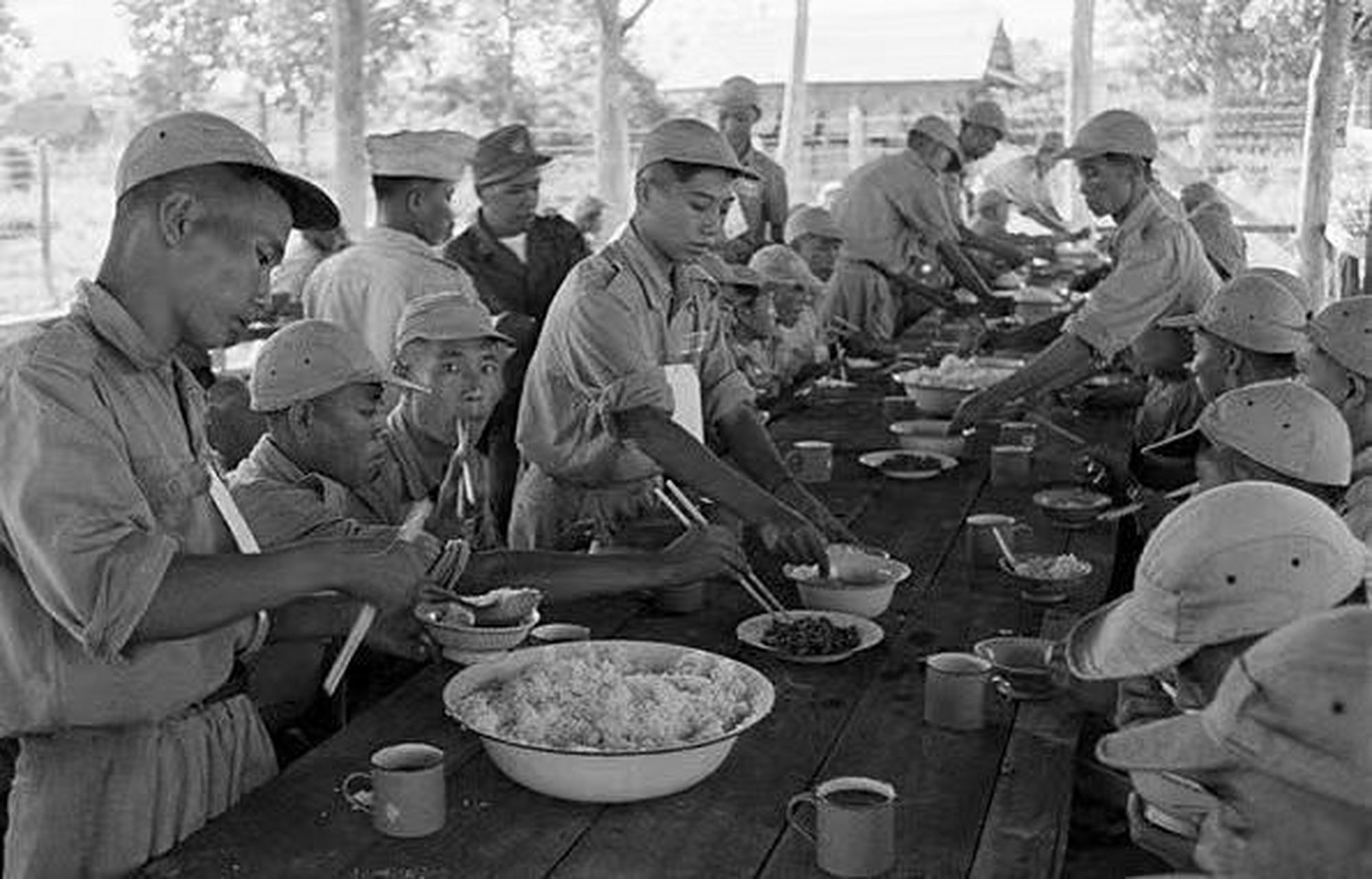 1964年,段希文带着国民党参军将武器上缴被泰军,不料当晚就有大股武装