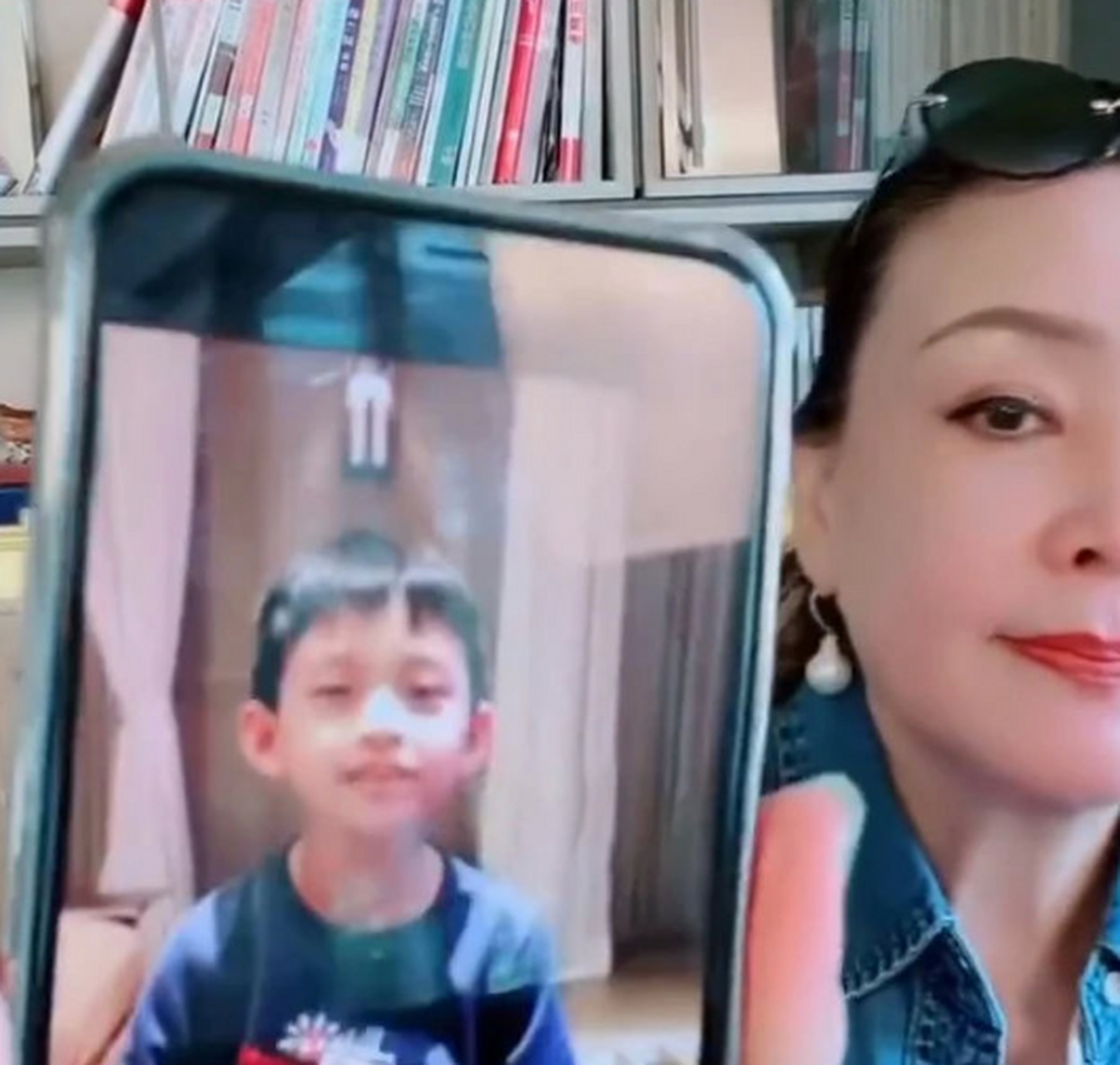 视频中, 汪希箖留着一头顺毛,身穿藏蓝色卡通图案卫衣出镜,发着小奶音