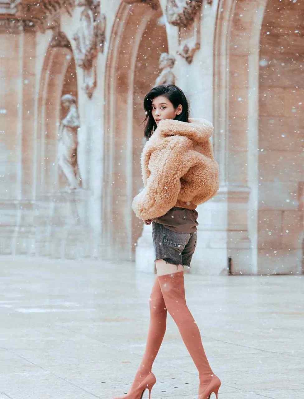 奚梦瑶这条长腿也是逆天了,穿着棕色长靴秀"竹竿腿",身材高挑而饱满