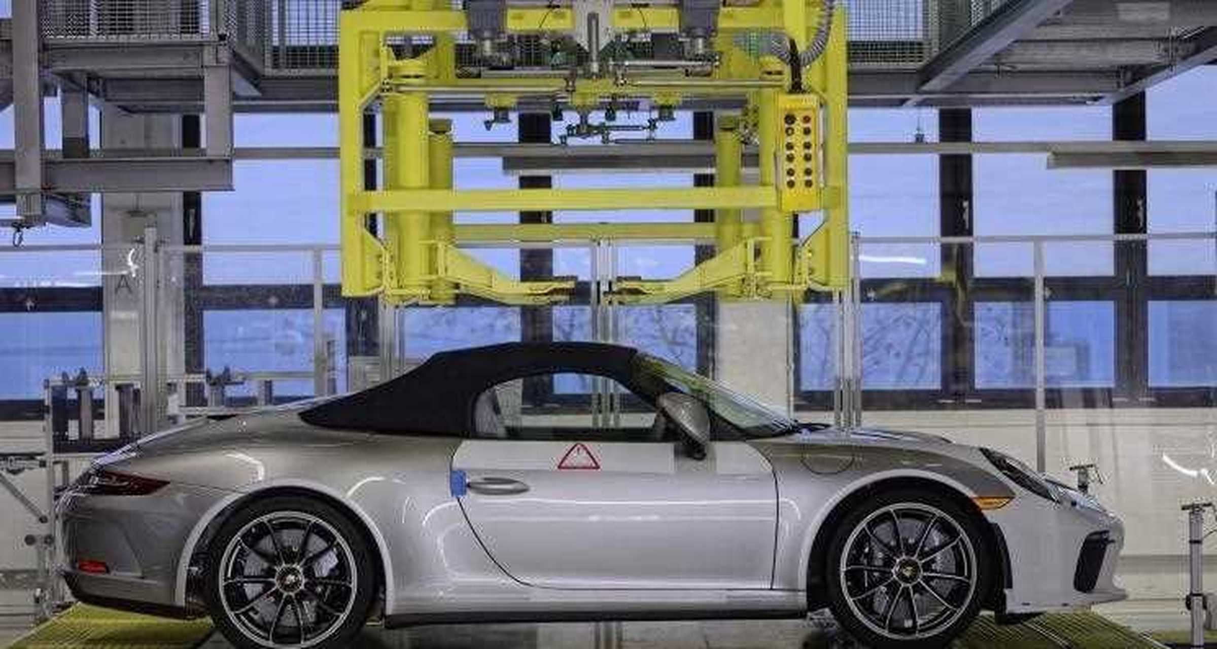 随着最后一辆911 speedster通过生产线,第七代保时捷911(991)正式宣布