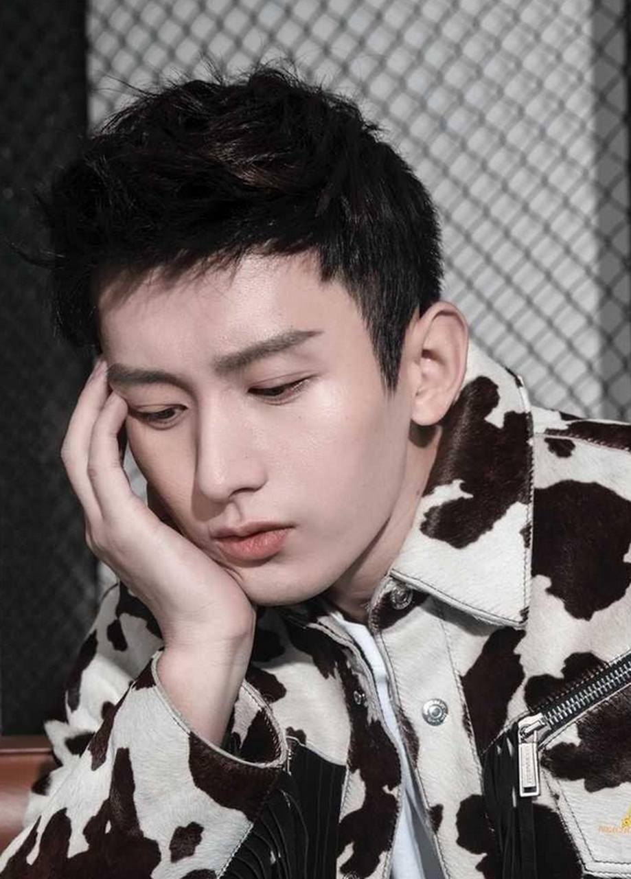 现在成毅的寸头造型,不仅很小清新,而且外观水平真的很高.