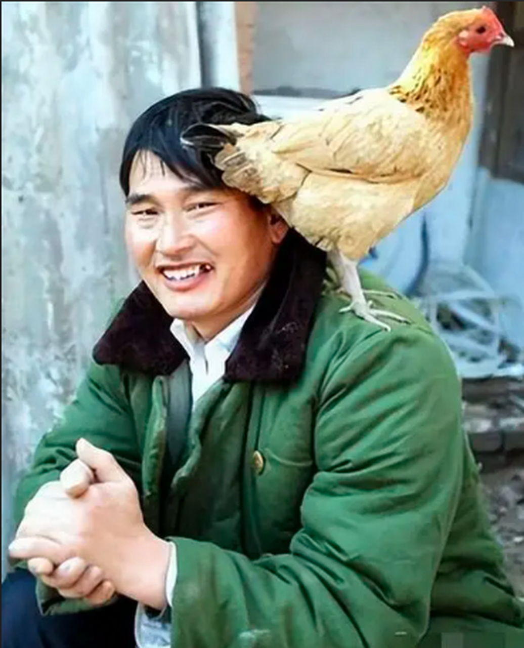 这张照片传出来后的,朱之文被批耍大牌,其实他当时是应酬后休息