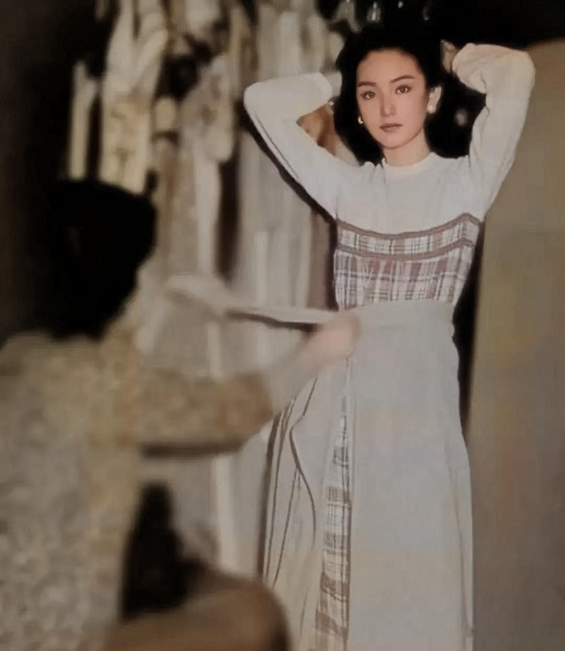 这是林青霞年轻时候的绝美留影,照片中林青霞五官精致,面容姣好,穿着
