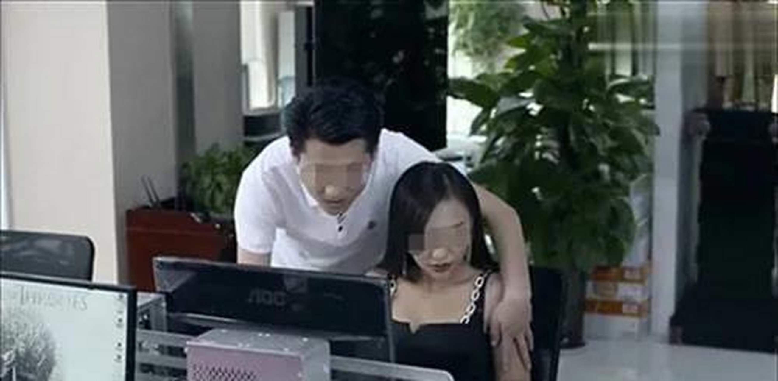 已婚男老板出轨女下属,后见女下属怀孕,担心事情败露,便让女下属离职