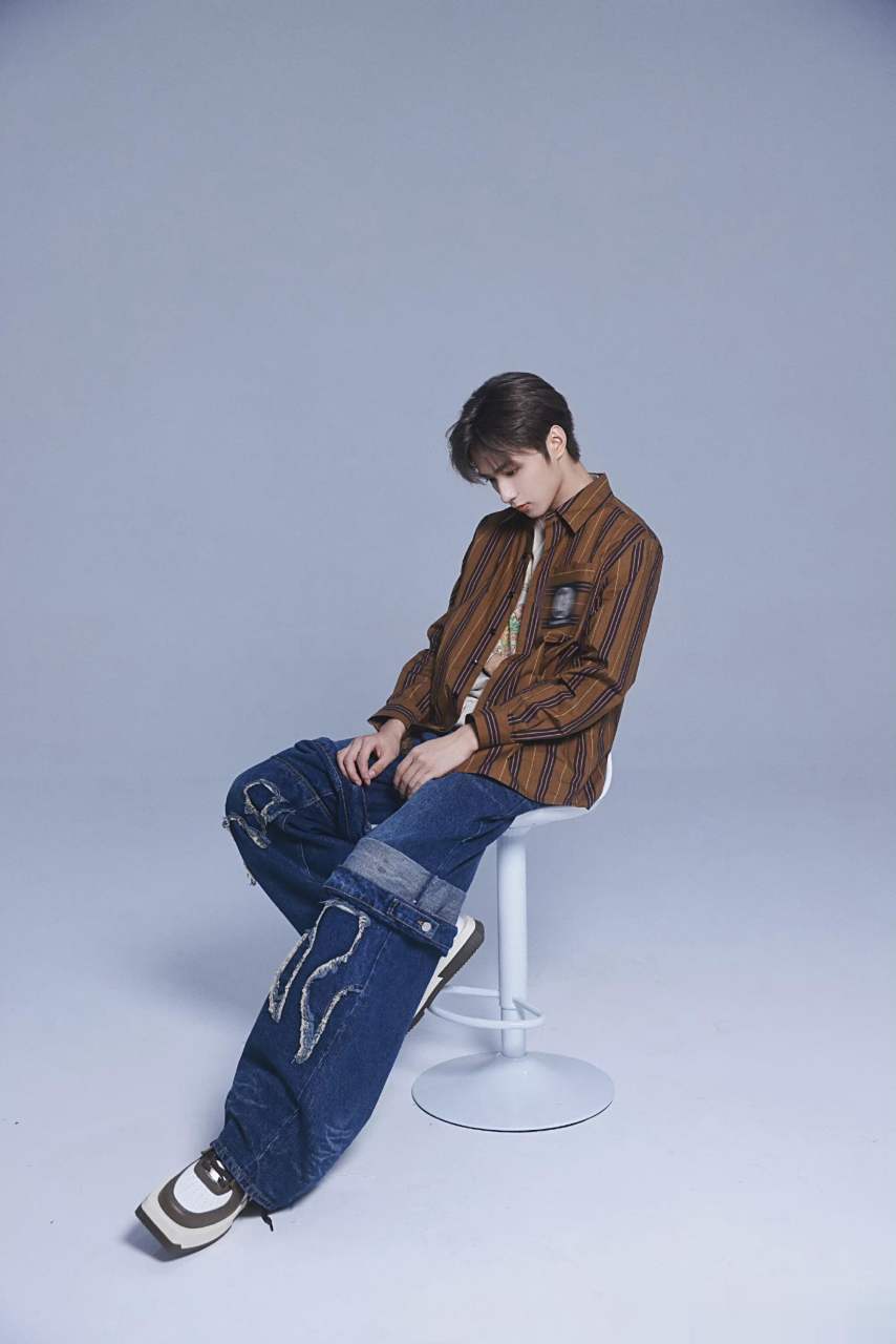 刘耀文主打一个反季节穿搭  刘耀文主打一个反季节穿搭,条纹衬衫 牛仔