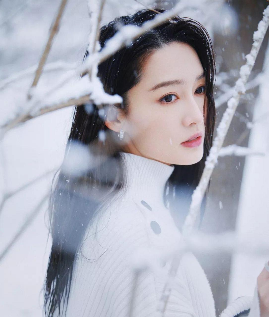 李沁雪中漫步清纯甜美,如梦如画宛如仙境!