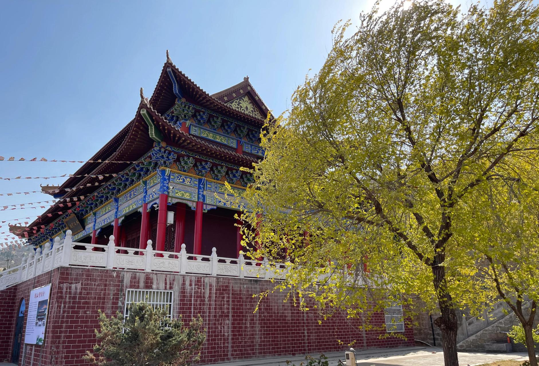 邹城鸿山寺,始建于唐代,因战乱被毁,这是2015年重建的寺庙,有大雄宝殿