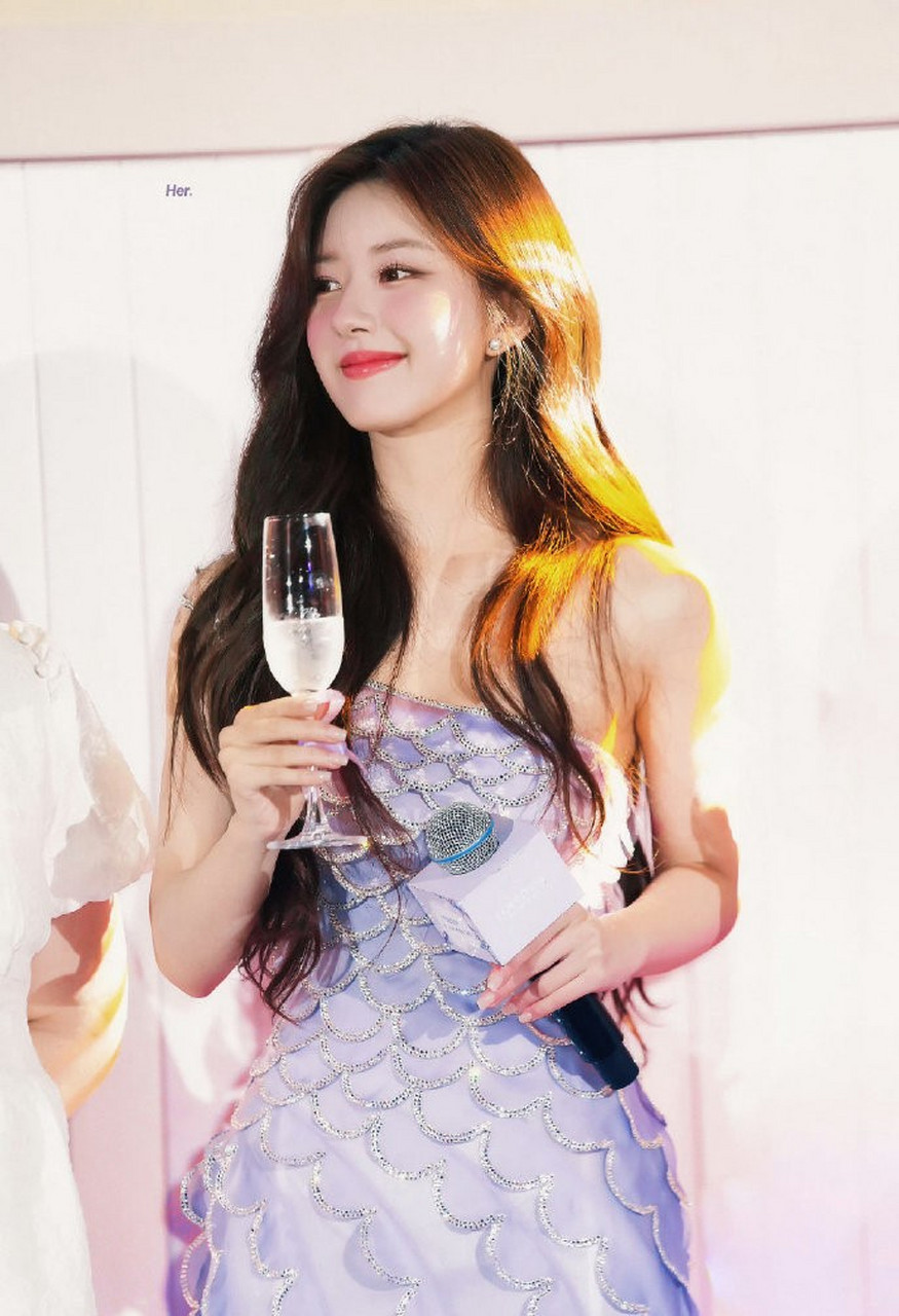 赵露思最新活动图,看起来肉嘟嘟的,年轻真好呀