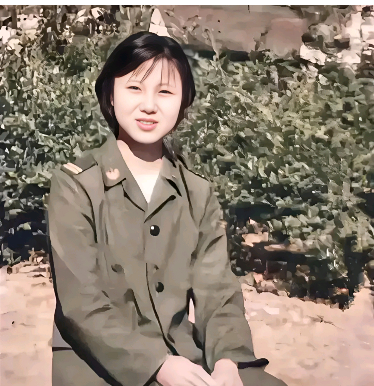 的珍贵留影,画面中的她年轻漂亮,虽然没有经过妆术,但在军装的衬托下