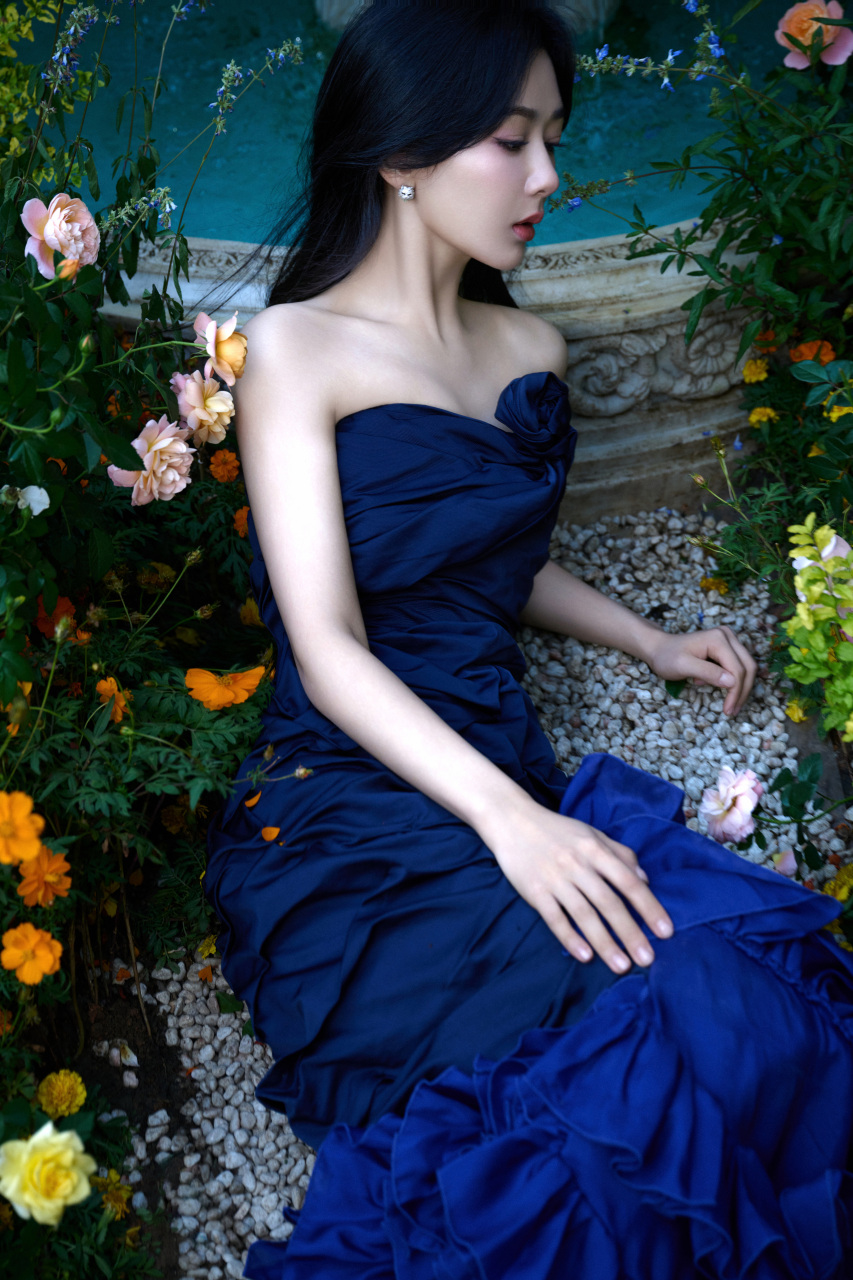 杨紫一组馥郁花园清雅照,身着蓝色修身鱼尾礼服裙尽显浪漫气息.
