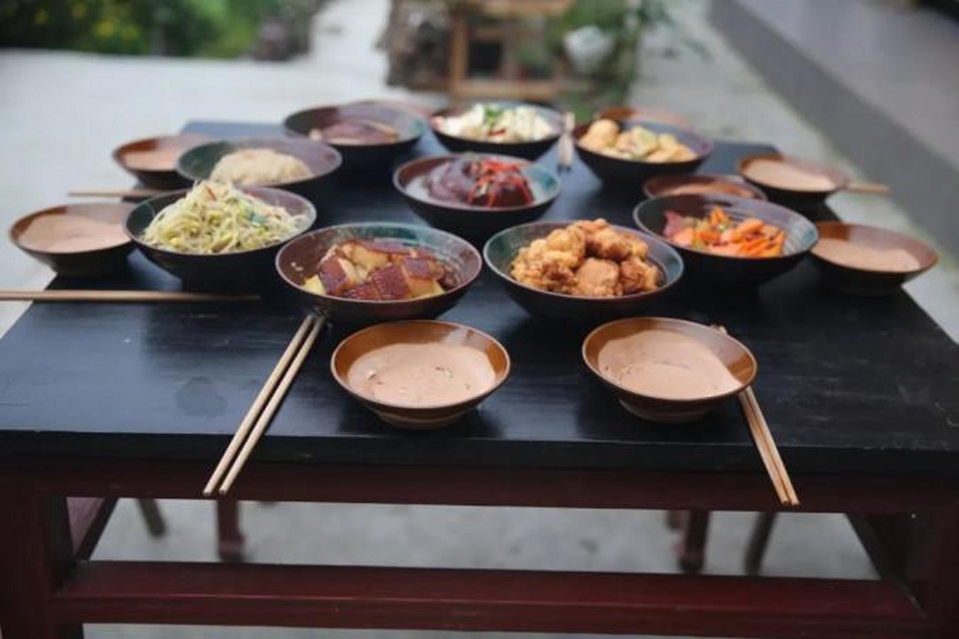 "土家十大碗"又名"土司十大碗""髈扣席",其特点是餐桌上装菜器皿清一