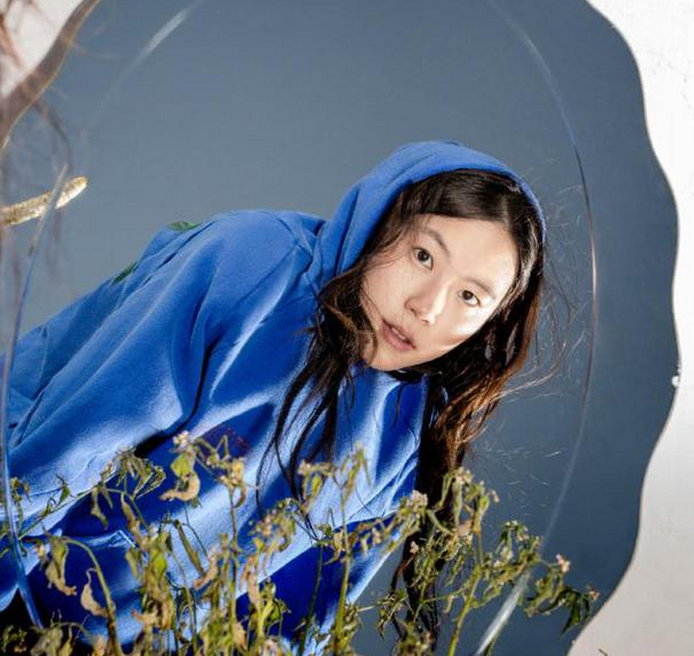 窦靖童:杂志封面好惊艳,留波浪卷变美少女,颜值不输妈妈王菲