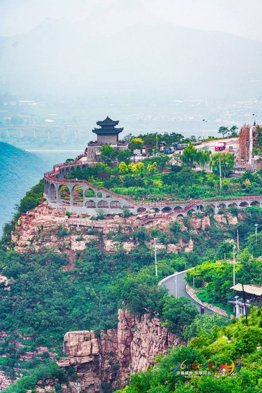 韩王九寨,主峰海拔1200米,也算是比较高的山脉,随着海拔的变化,山间的