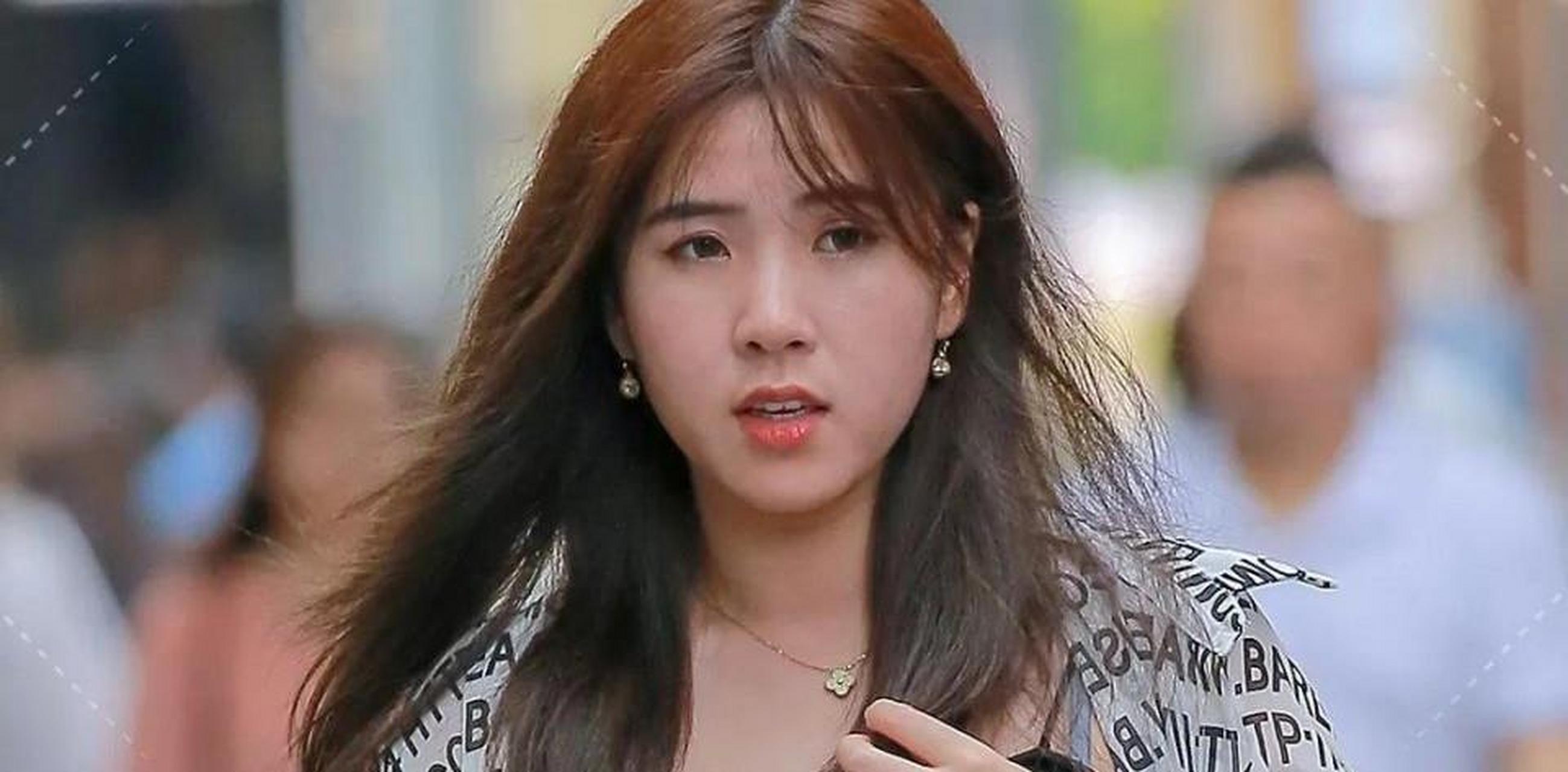 街拍:小鸟依人的女生,愿你贴心顾家