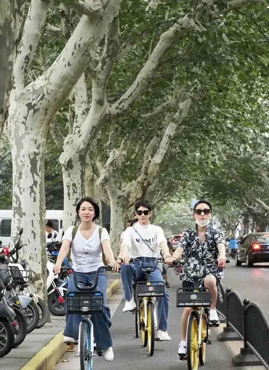 旅游三人骑自行车图片大全(旅游三人骑自行车图片大全集)