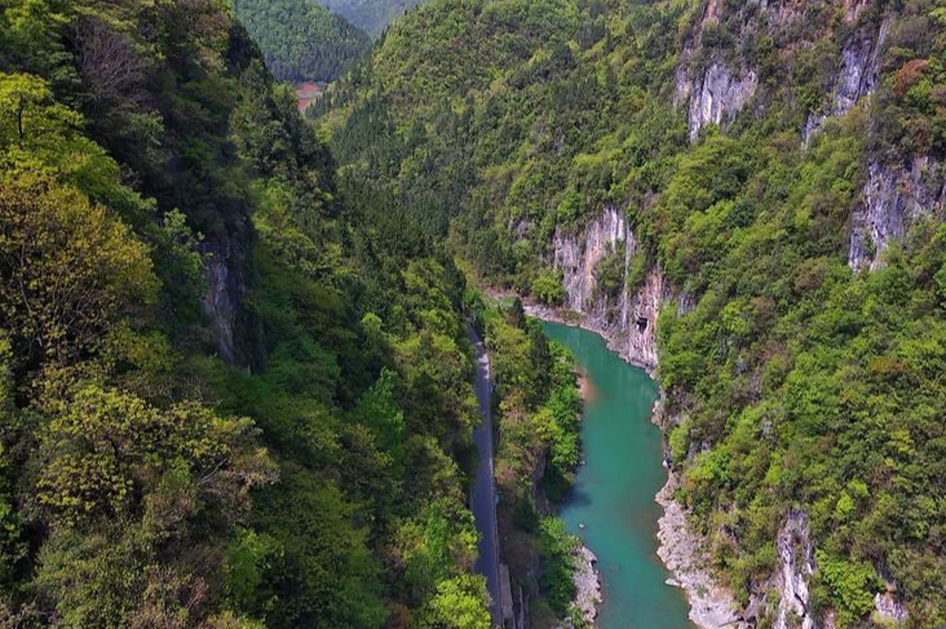 诺水河风景区位于巴中市通江县诺水河镇,以洞奇,石怪,山秀,水美,路险