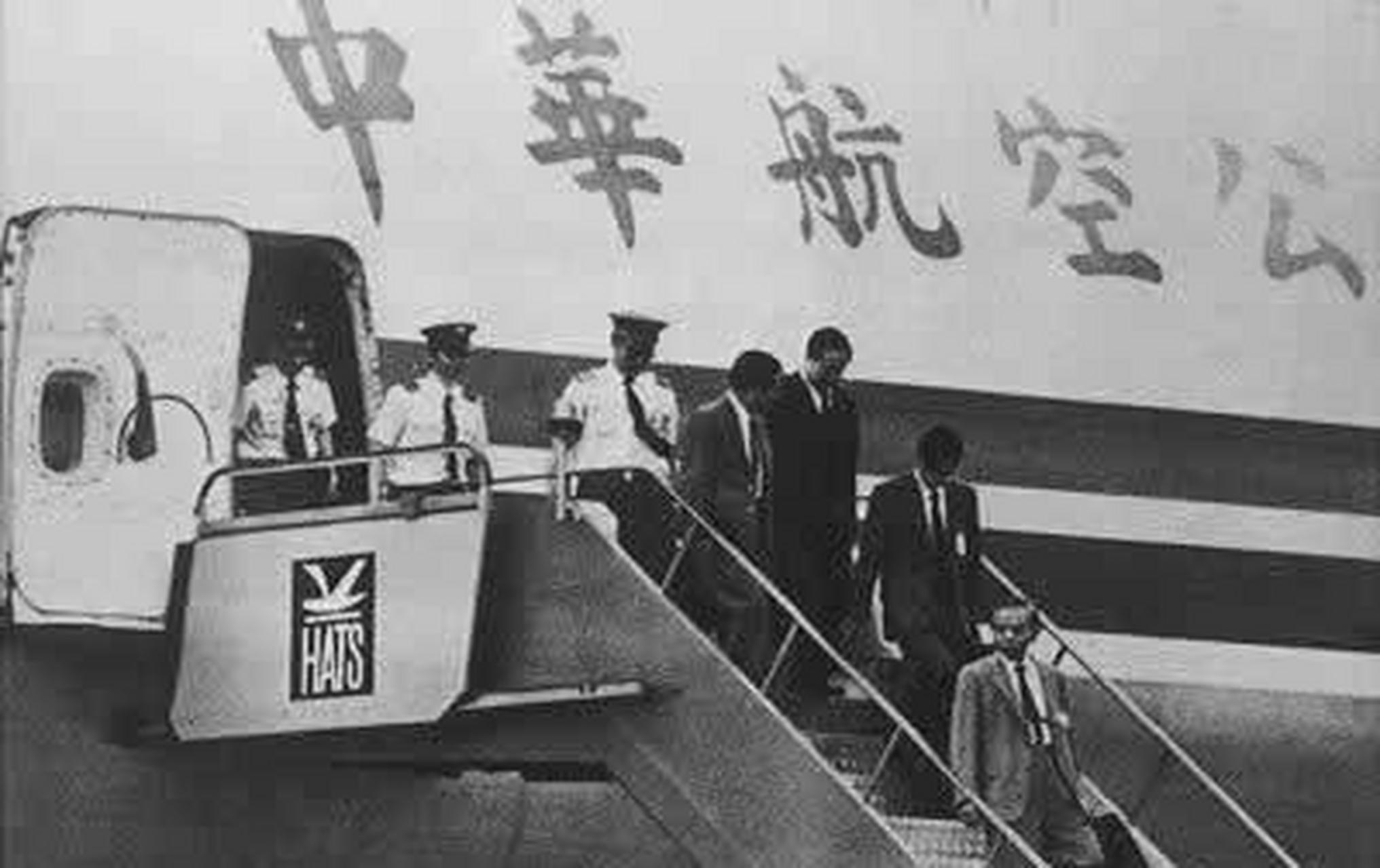 台湾中华航空公司一架波音747型货机降落广州白云机场,机长王锡爵"很