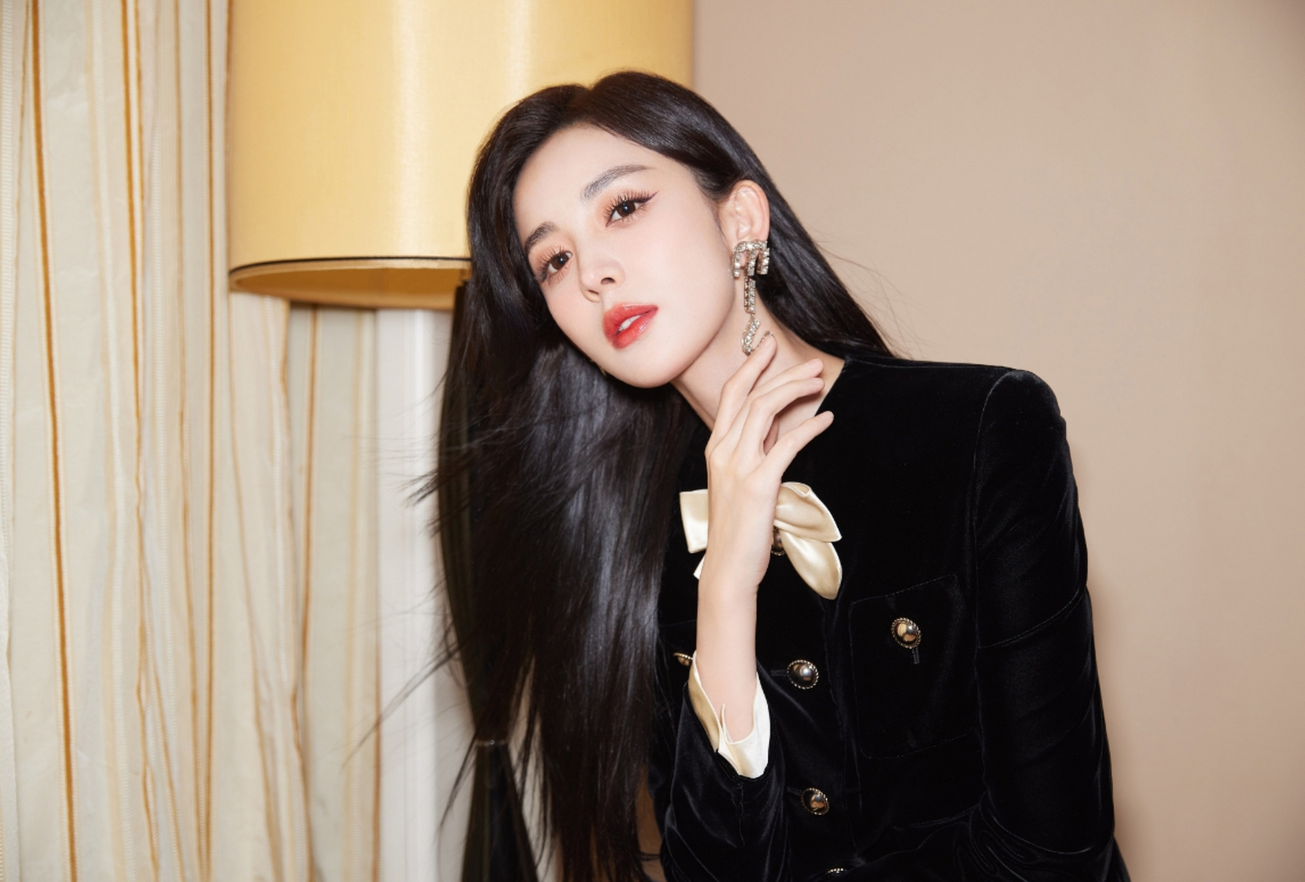 雪肤玉貌,亭亭玉立的#古力娜扎#  五官精致,身材高挑,修长美腿,性感