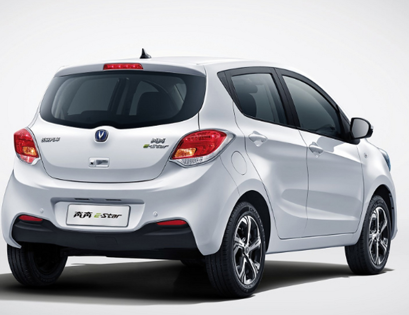 长安新能源奔奔e-star外观方面采用了封闭式的格栅设计,两侧为"c"字形