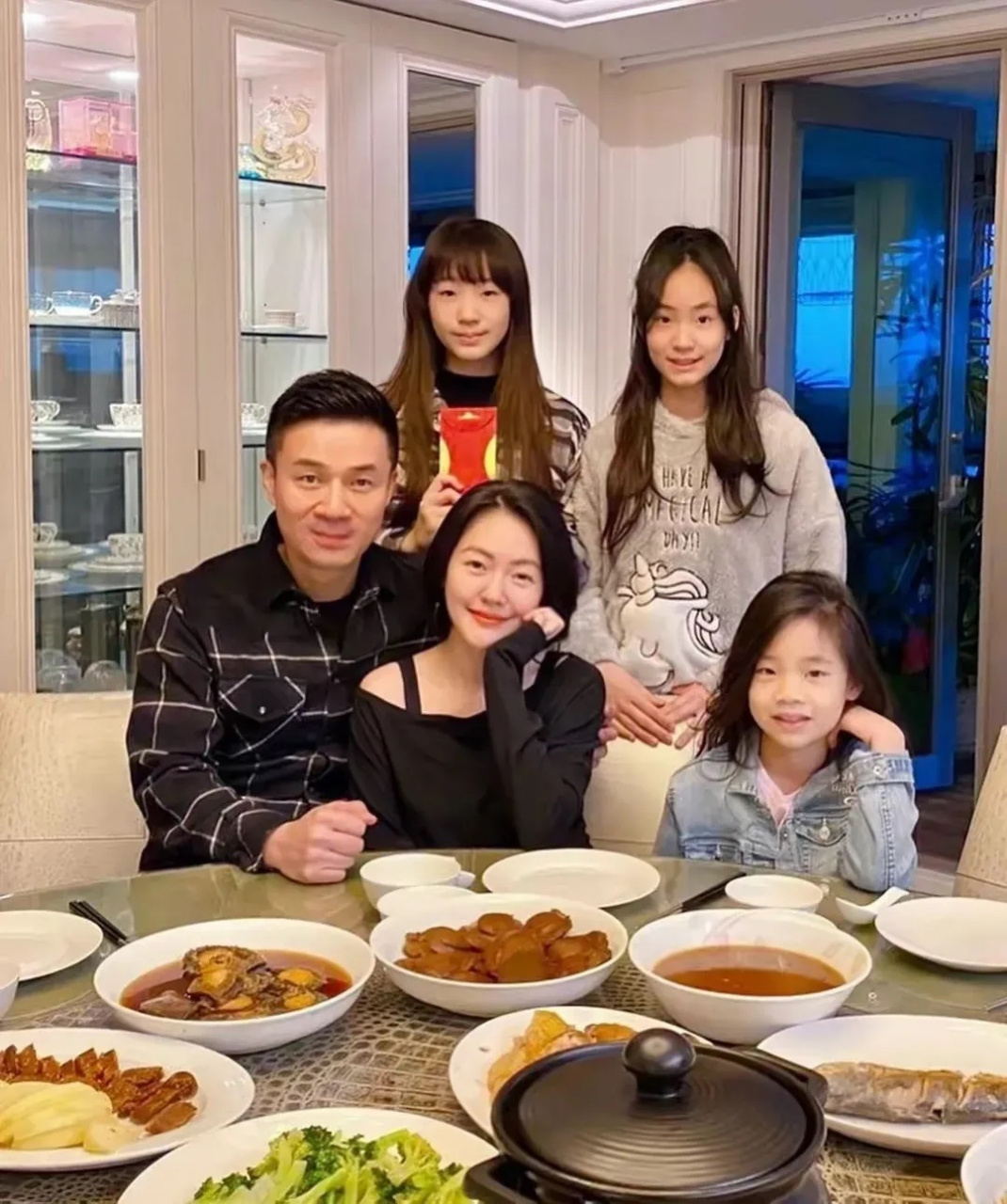 感觉许雅钧真的比汪小菲有钱.