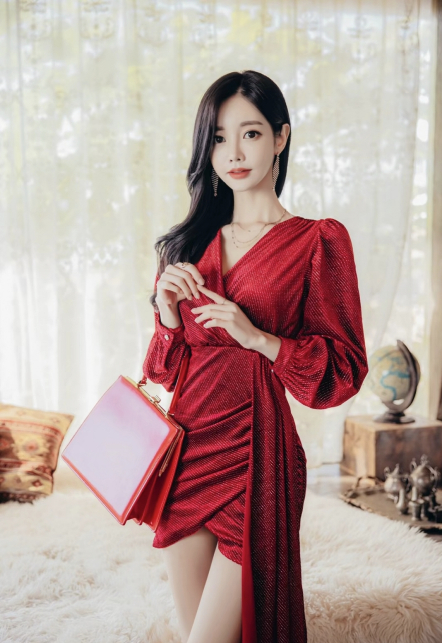 大美女孙允珠 轻松驾驭大红色衣裙[滑稽]