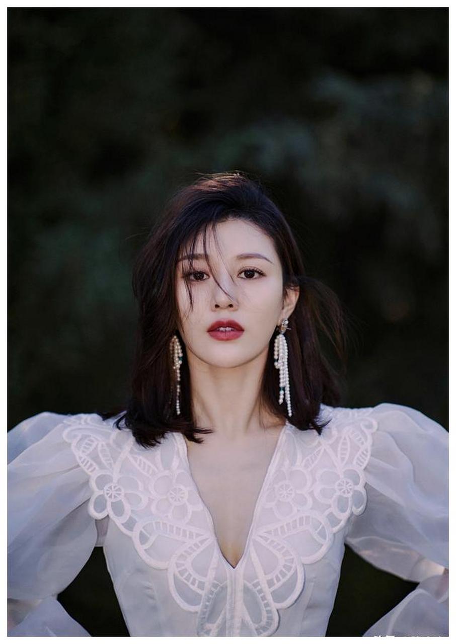 侯梦瑶白色礼服户外写真