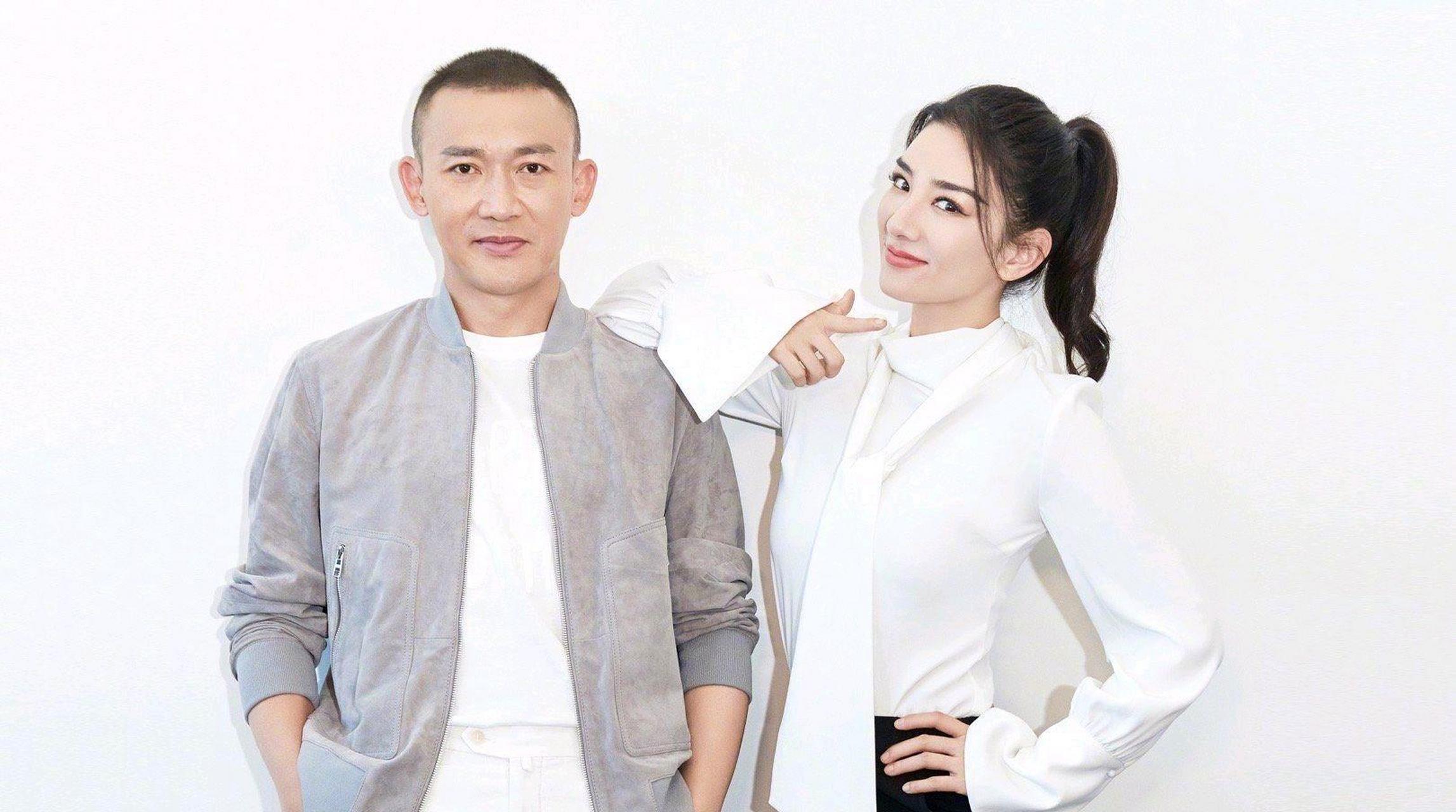 黄奕和聂远罕见同框,黄奕身穿白色衬衫配黑色休闲裤,清爽又时髦