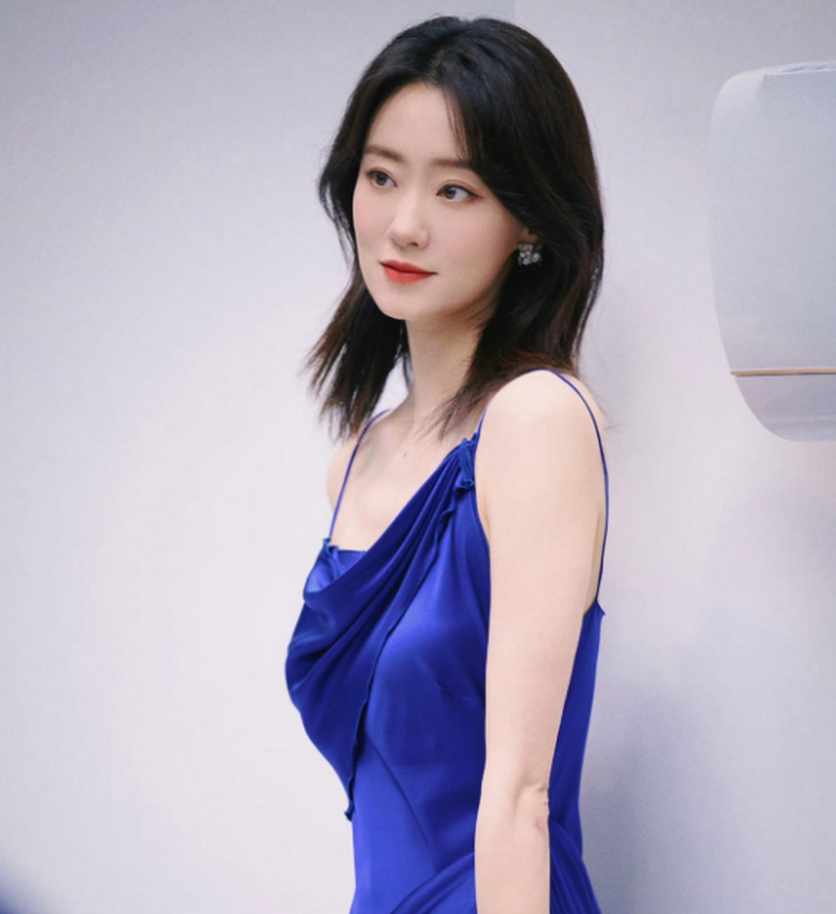 张小斐身穿蓝色吊带裙,身材比例也刚刚好,优雅迷人.