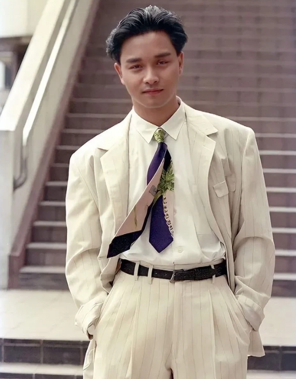 说实话张国荣私服衣品真的蛮不错的,主要是松弛感很好,给人一种很随意