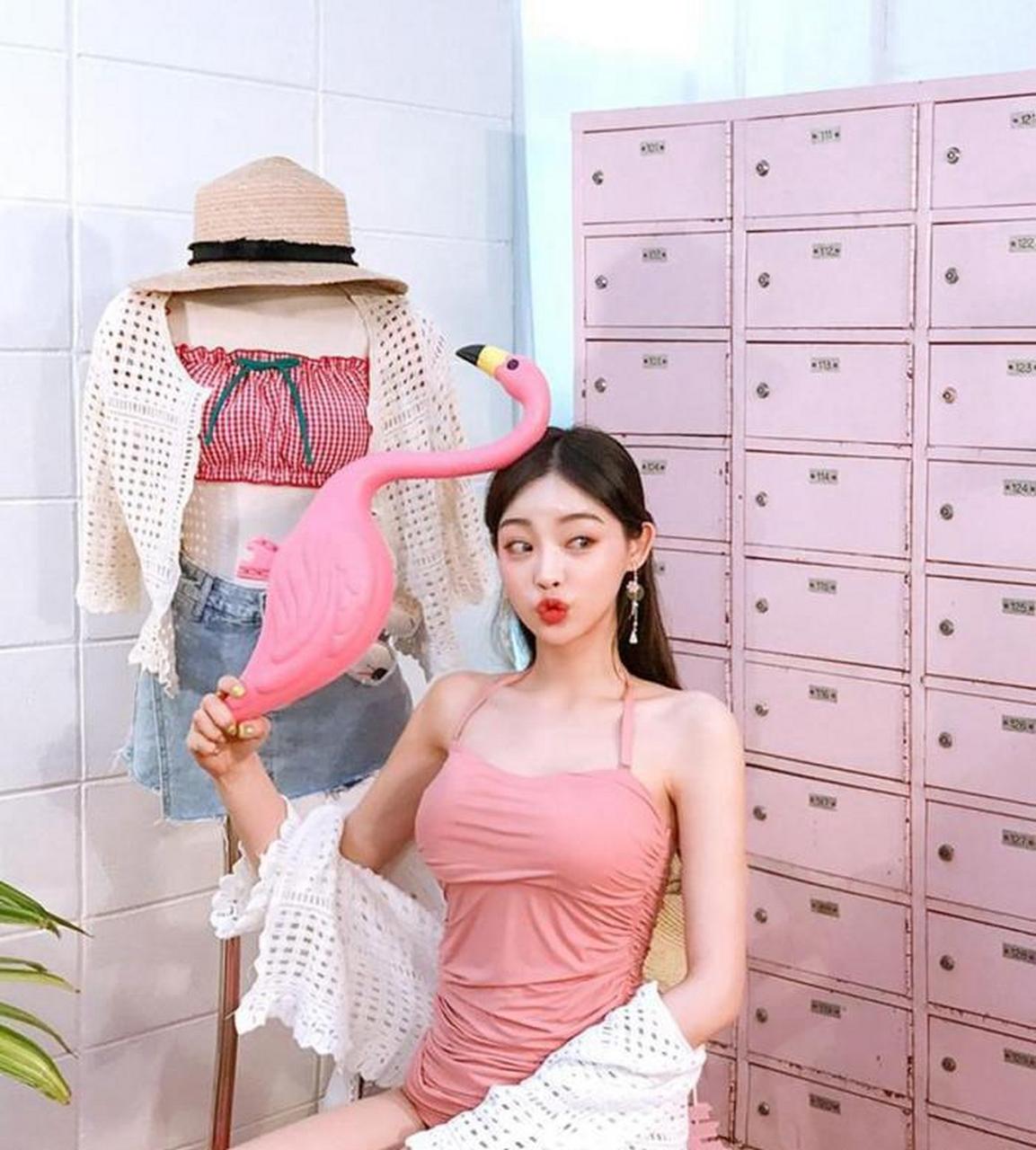 美女图集:穿着泳衣的韩国模特,不秀性感,而是嘟着嘴巴卖萌