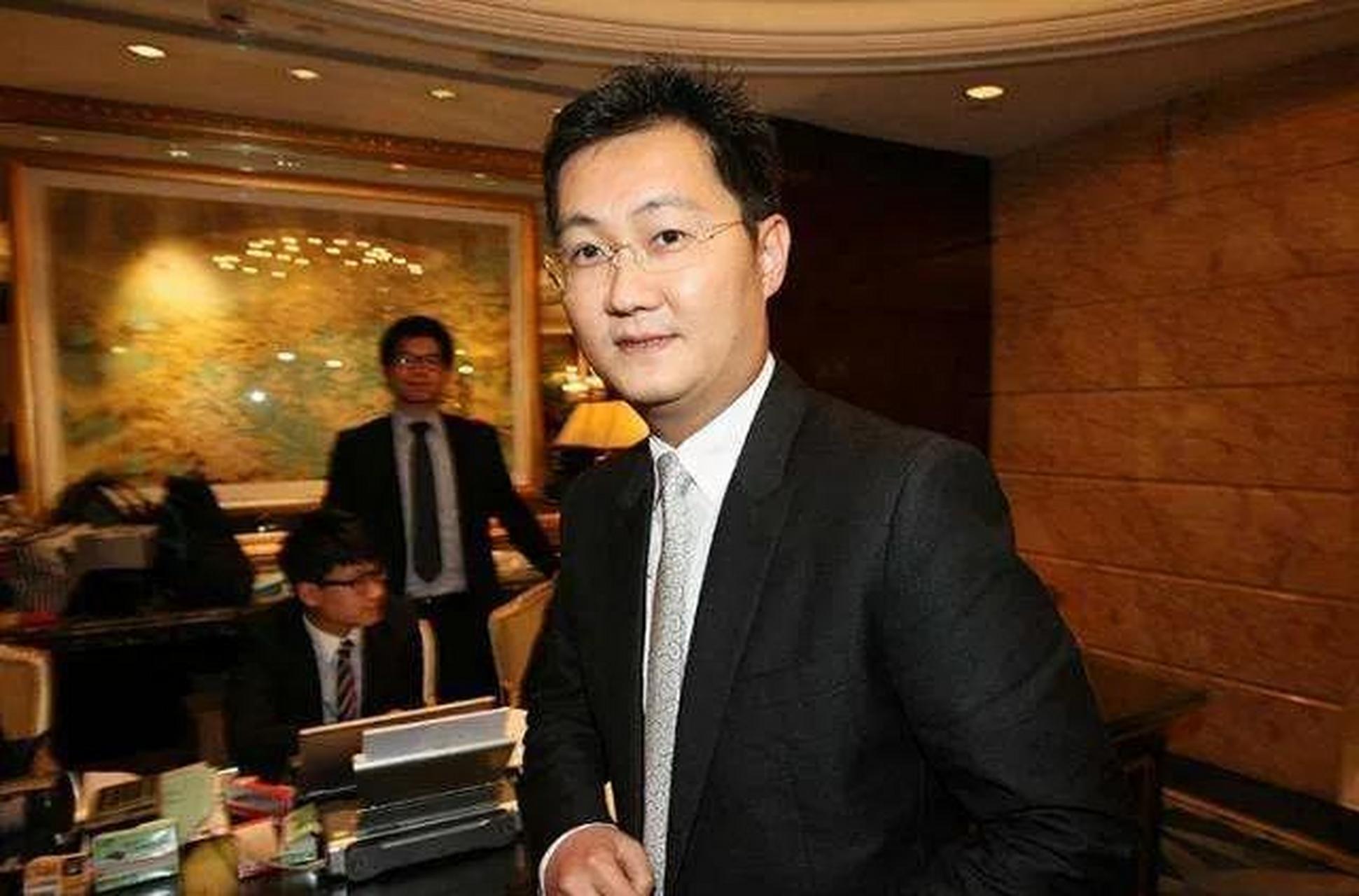 领动计划# 注意图一图二,马化腾桌上摆的.打火机下面是什么? [偷笑]