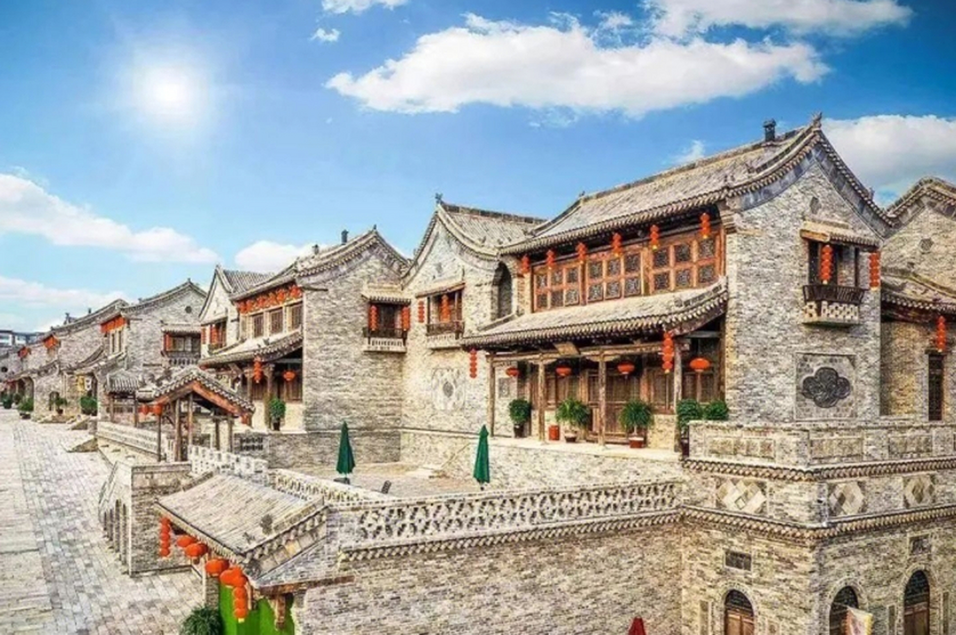 龙泉古镇景区位于河北省石家庄市鹿泉区,是集观光旅游,特色餐饮,体验