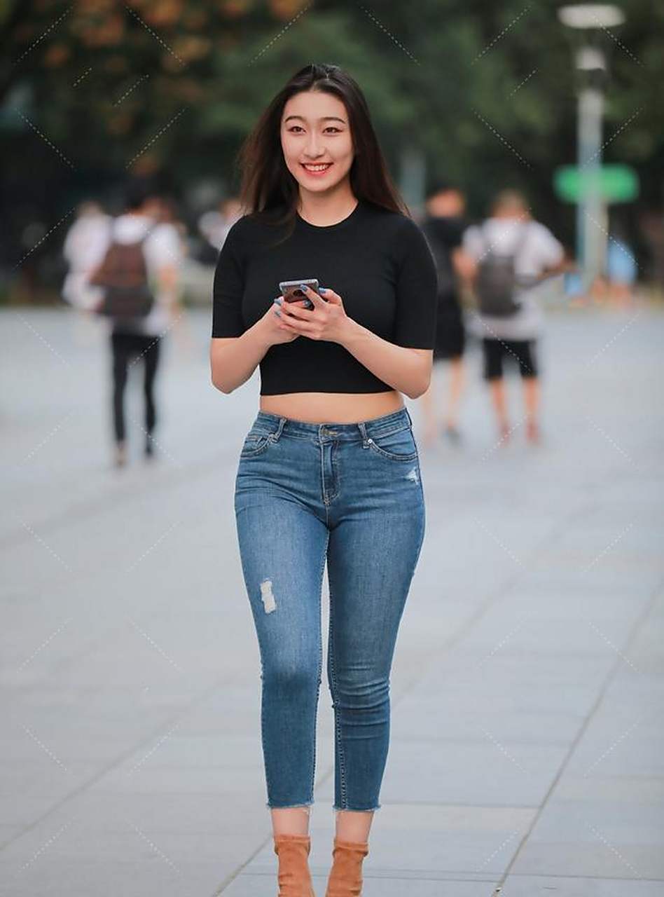 街拍牛仔裤丰臀美女