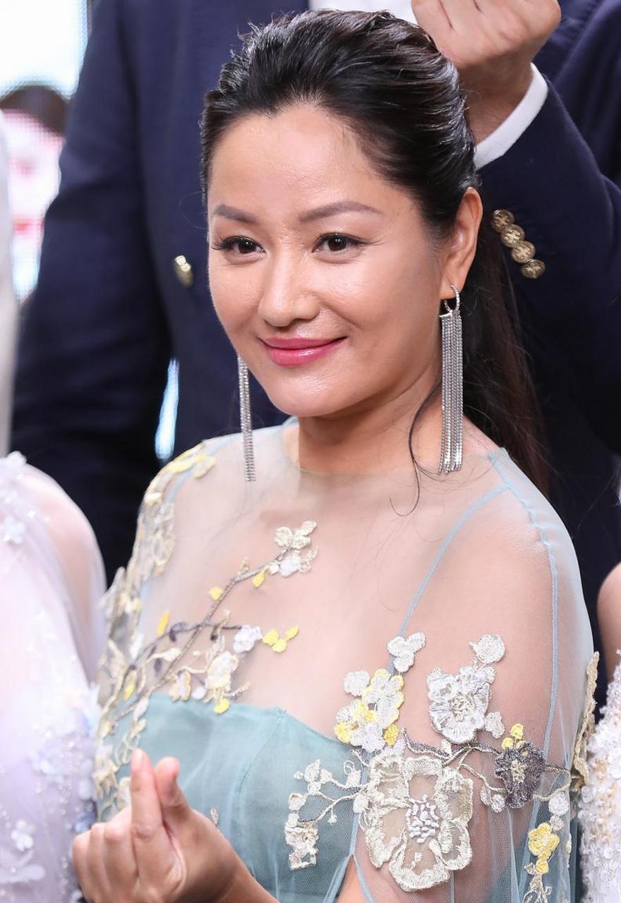 52岁瞿颖身材发福,头发斑白,川字纹明显!