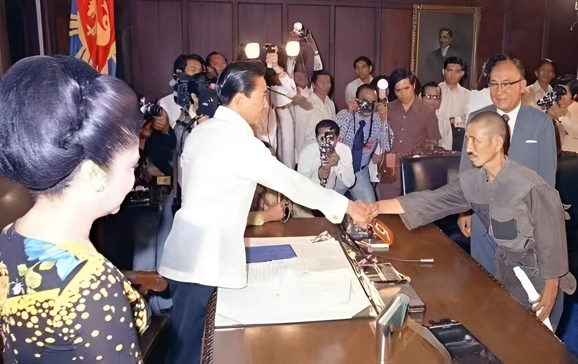 1974年3月10日,孤军奋战了29年的小野田宽郎·将军向菲律宾军司令投降