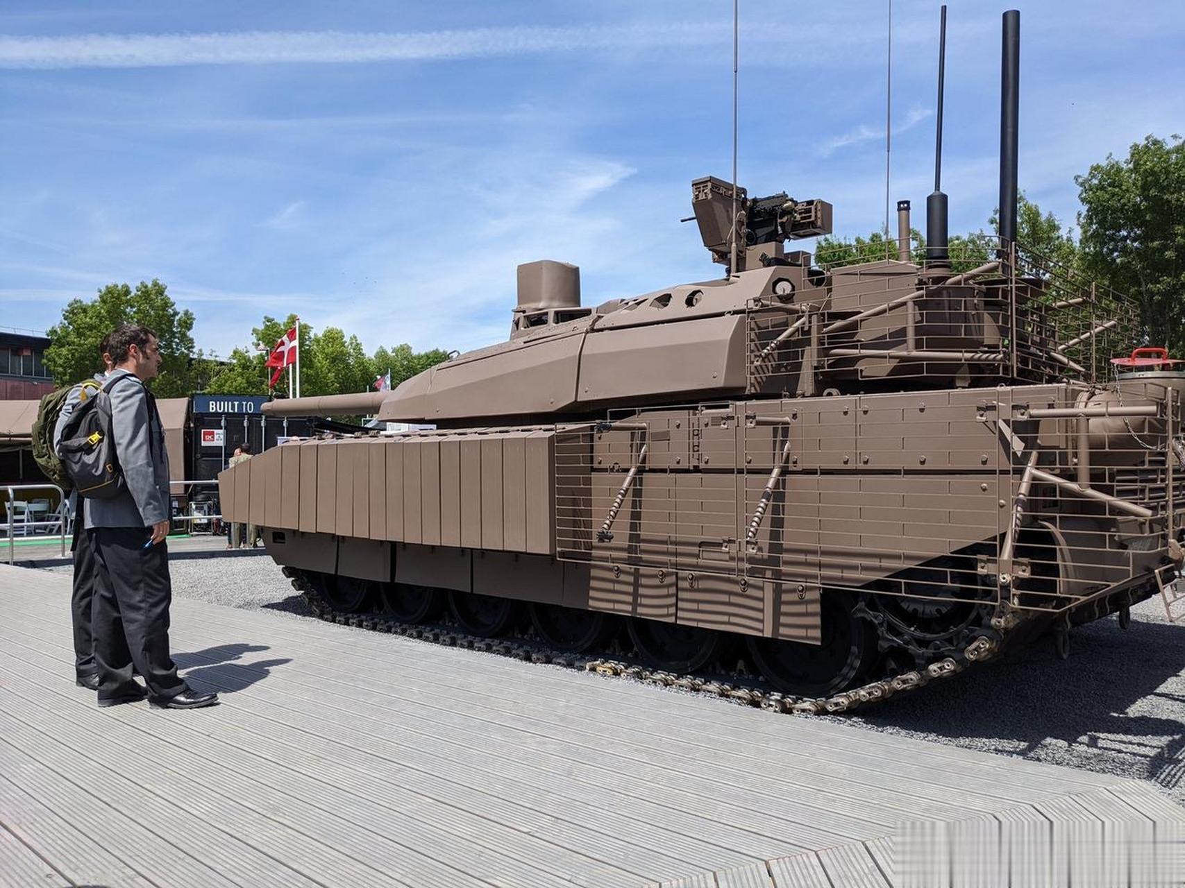 法国陆军开始测试新型勒克莱尔xlr主战坦克,该坦克装备一门120毫米