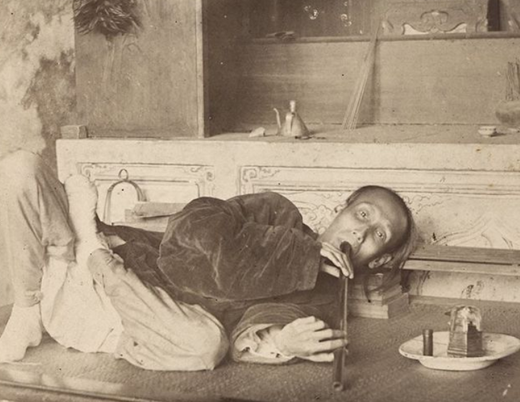 清朝老照片:吸鸦片的老汉,鸦片深深毒害了晚清的"精