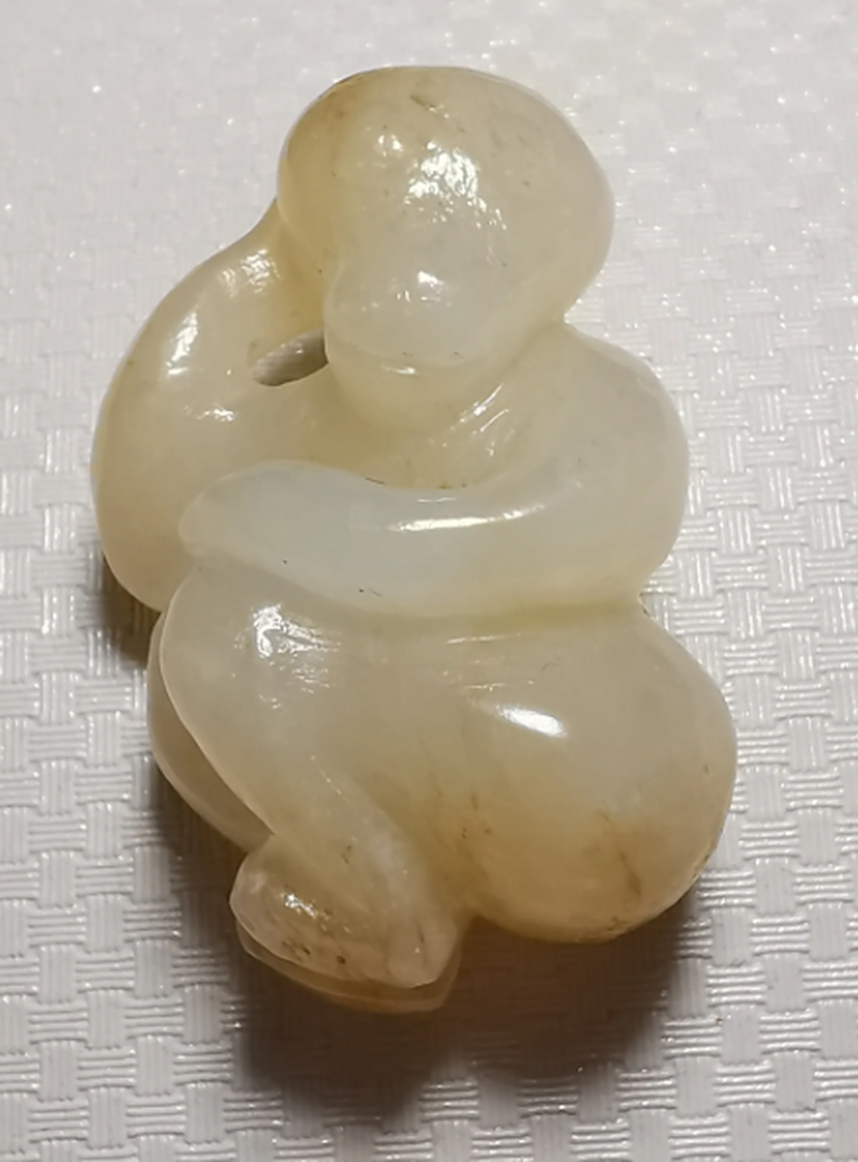 点击头像看直播##和田玉#新疆和田玉籽料玉猴雕件,玉质细腻油润,包浆