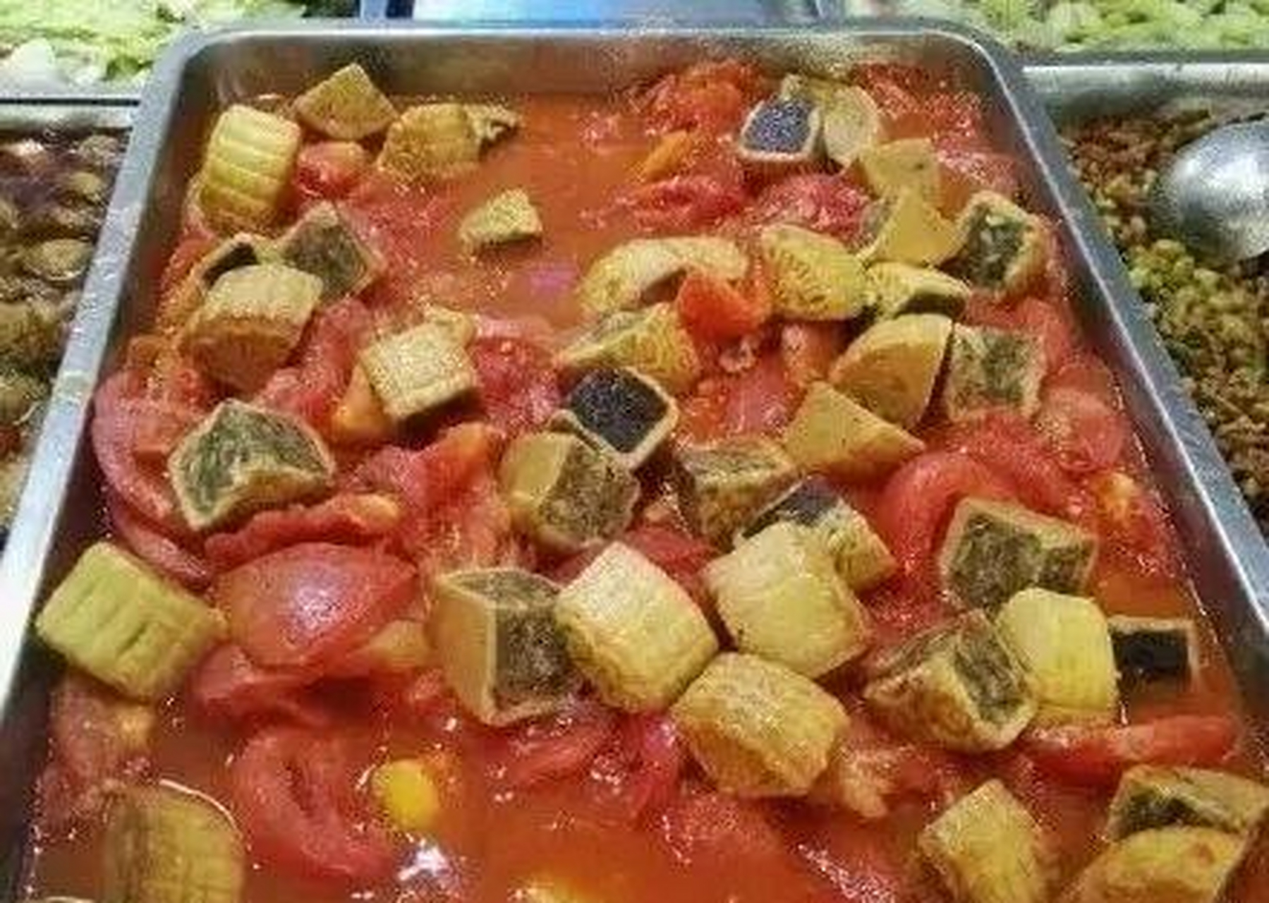 中节某高校食堂,推出"黑暗料理"西红柿炒月饼引发网友热议,视频中月饼